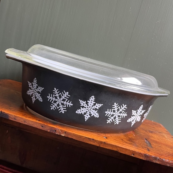 Vintage Black Snowflake Pyrex 2.5 QT Casserole Dish with Lid - Picture 3 of 8